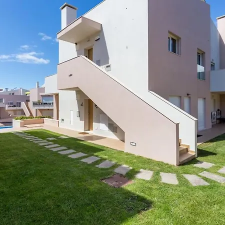 2floor Appt In W/ Shared Pool Apartment