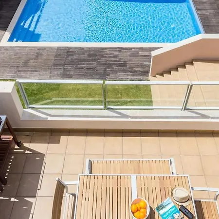 2floor Appt In W/ Shared Pool *